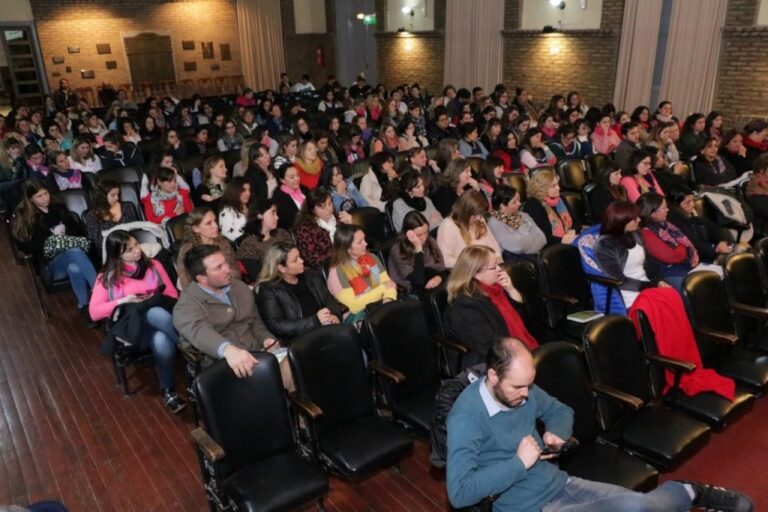 El Centro Cultural Municipal Dante Alighieri estuvo colmado de asistentes. Gentileza: prensa Municipalidad de Esperanza.