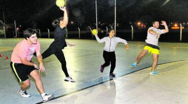 Atacantes de Don Bosco ensayan remates. Destacaron las comodidades del Centro para la práctica del balomnano. Marcelo Miño