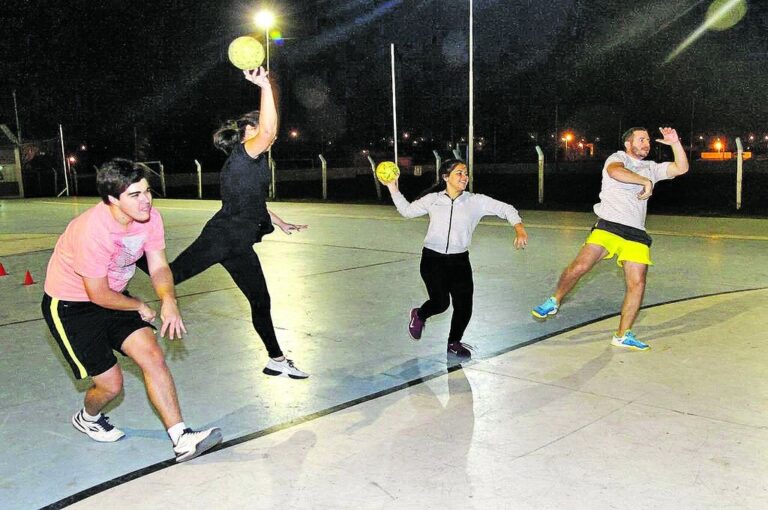Atacantes de Don Bosco ensayan remates. Destacaron las comodidades del Centro para la práctica del balomnano. Marcelo Miño
