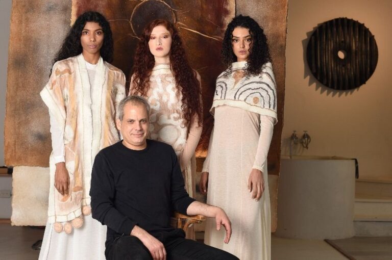 El trabajo nuevo de Ayala se destaca por prendas compuestas por series de túnicas largas al cuerpo. Gentileza.