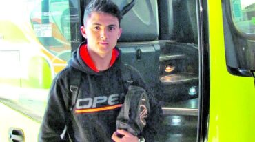 Brian a punto de tomar un nuevo micro rumbo a Diamante luego de una jornada de entrenamientos en Paraná