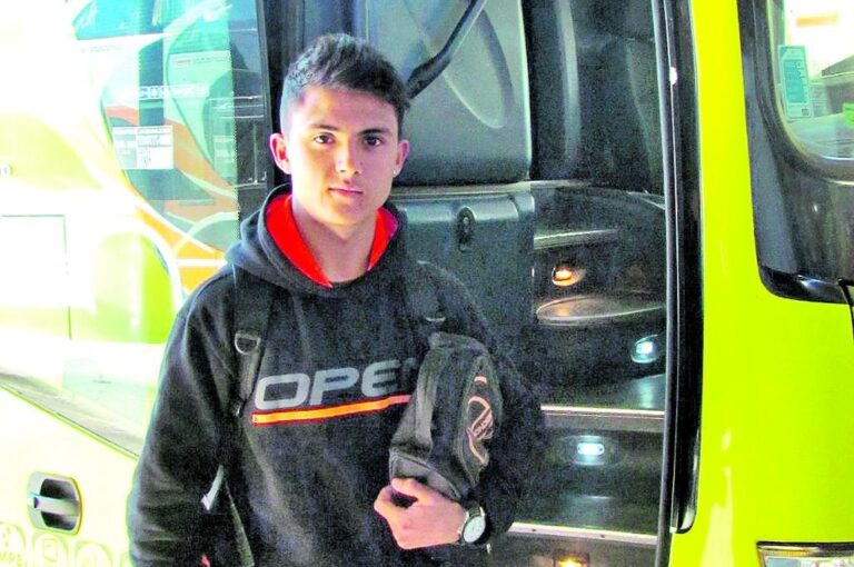 Brian a punto de tomar un nuevo micro rumbo a Diamante luego de una jornada de entrenamientos en Paraná