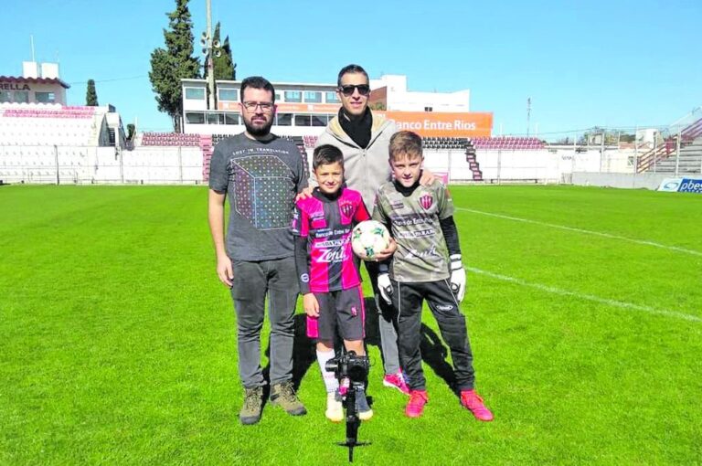 Pablo Antonio posa dentro del Grella junto a Michael Rodríguez (su productor) y los pequeños actores