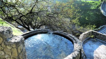 La canalización de aguas hacia cascadas y piletones es una muy buena idea