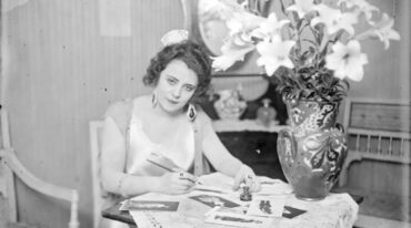 Camila Quiroga firmando autógrafos en fotografías. Gobierno de la ciudad de Chajarí