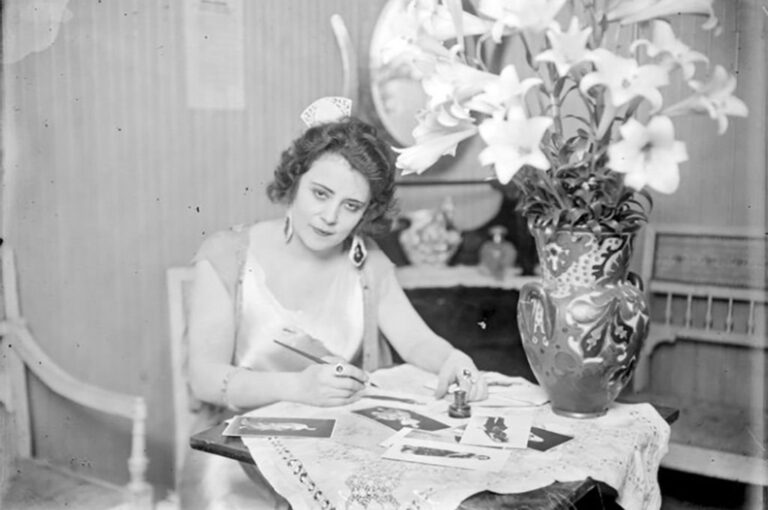 Camila Quiroga firmando autógrafos en fotografías. Gobierno de la ciudad de Chajarí