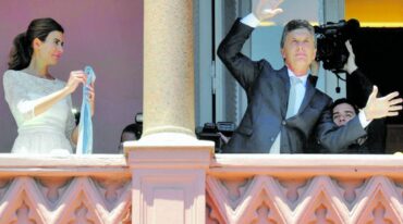 2015. Macri baila en el balcón de la Casa Rosada