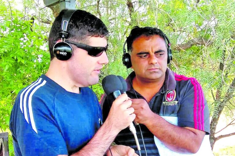 Con el micrófono en la mano