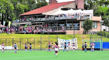 La cancha del Paraná Rowing Club (PRC) exhibirá su magnificencia al recibir a los mejores equipos de hockey sobre césped del país. Prensa APH