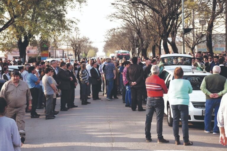 Acompañamiento. Miles de sanguillerminos despidieron los restos del ex intendente Daniel Martina. Era una persona muy querida en la comunidad. Gentileza: prensa Comuna de San Guillermo.