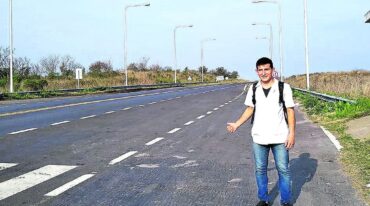 A dedo. El docente recorre 90 kilómetros por día para dar clases