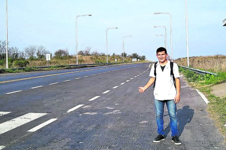 A dedo. El docente recorre 90 kilómetros por día para dar clases