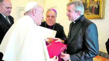 El sacerdote entrerriano visitó al sumo pontífice en el Vaticano.