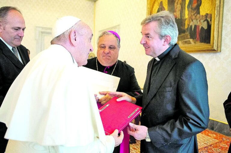 El sacerdote entrerriano visitó al sumo pontífice en el Vaticano.