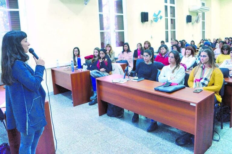 La Facultad de Ciencias Económicas ofició de escenario para el debate en la presentación de Brandariz. Ricardo Holle