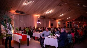 Mesa compartida. La idea es compartir una mesa única