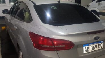 El auto en el que viajaba el policía que sufrió la agresión. Gentileza.