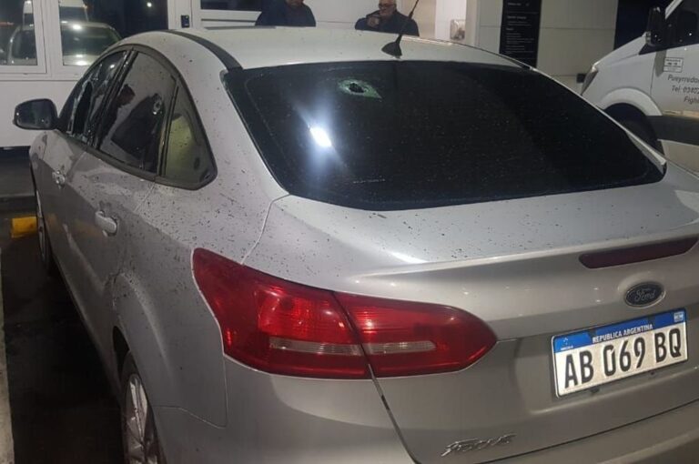 El auto en el que viajaba el policía que sufrió la agresión. Gentileza.