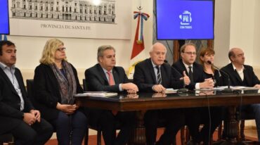 El gabinete de ministros junto al gobernador Miguel Lifschitz. Hubo una exposición