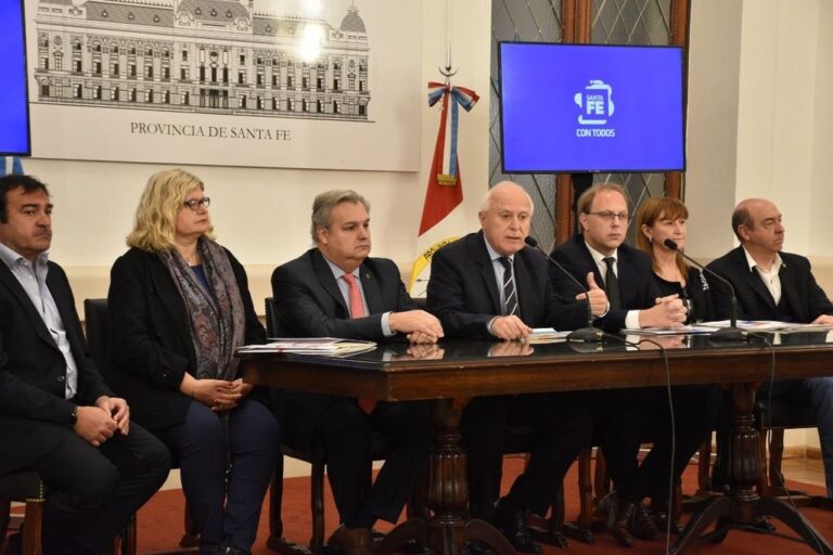 El gabinete de ministros junto al gobernador Miguel Lifschitz. Hubo una exposición