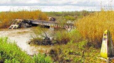 El puente que cruza el arroyo Sandoval