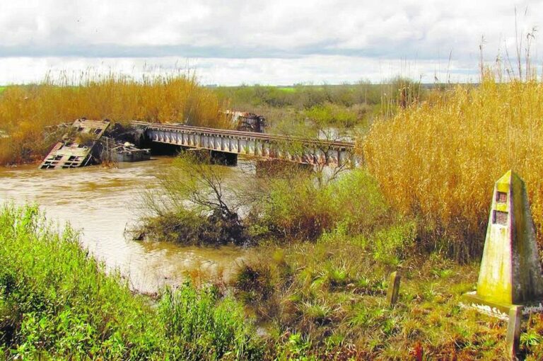 El puente que cruza el arroyo Sandoval