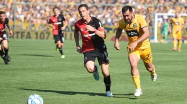 Maxi Rodríguez y Fabián Rinaudo luchan por la pelota. Gentileza: prensa Rosario Central.