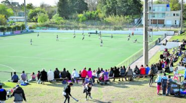 El hockey sobre césped volvió a mostrar contagio en Paraná. Mientras los partidos fueron seguidos por numeroso público