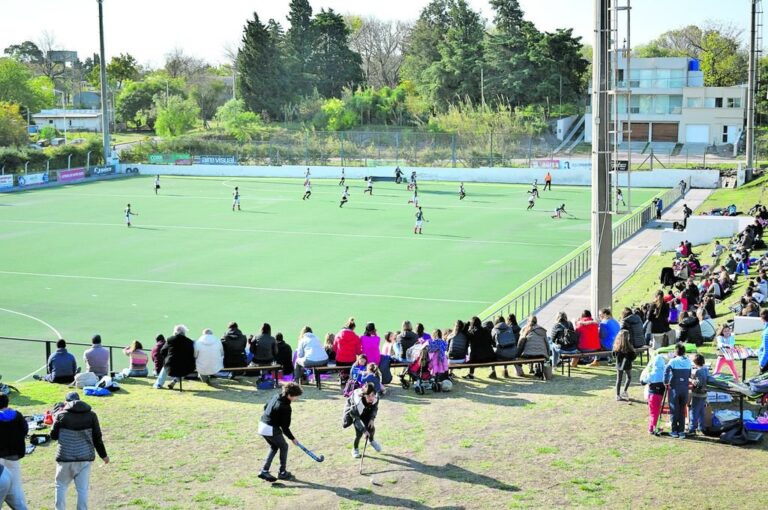 El hockey sobre césped volvió a mostrar contagio en Paraná. Mientras los partidos fueron seguidos por numeroso público