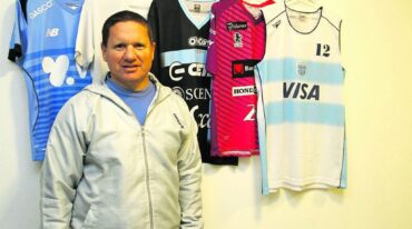 Adriel Levy en su consultorio junto a su colección de camisetas