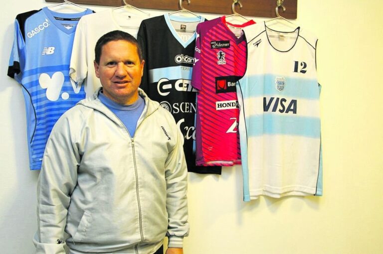 Adriel Levy en su consultorio junto a su colección de camisetas