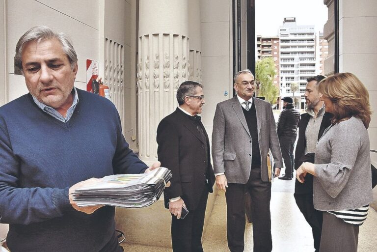 Michlig y los restantes miembros de la comisión de transición designados por Omar Perotti. El ex ministro coordinador de Jorge Obeid advirtió sobre la falta de recursos para nuevas obras y pidió esperar para elaborar el presupuesto 2020. Guillermo Di Salvatore.