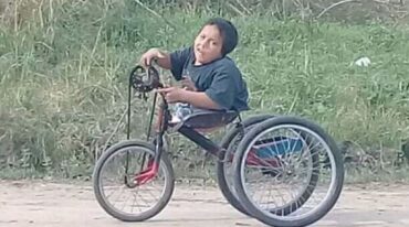 Santi en acción. Gracias a su bicicleta con pedales de mano