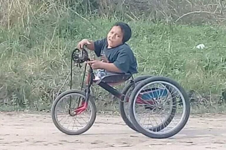 Santi en acción. Gracias a su bicicleta con pedales de mano