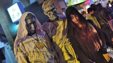 Calle Buenos Aires entre Laprida y Cervantes fue invadida por el terror: personajes temibles caminaban junto al público asustando. Gustavo Cabral