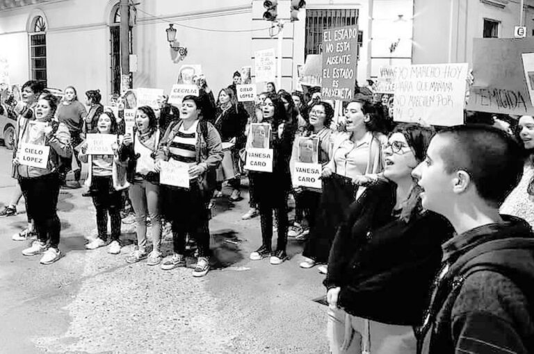 Feministas de Concepción del Uruguay marcharon pidiendo la emergencia nacional. Gentileza colectivo feminista Brujas Insurrectas
