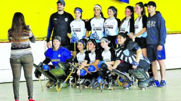 El plantel de Juventud Unida posa para las cámaras. Tuvo un gran estreno nacional y pide mejores condiciones para continuar desarrollándose. Marcelo Miño