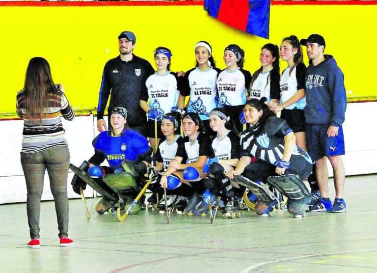 El plantel de Juventud Unida posa para las cámaras. Tuvo un gran estreno nacional y pide mejores condiciones para continuar desarrollándose. Marcelo Miño
