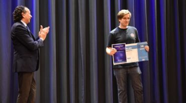 El ganador. Barchetta recibe la distinción; lo observa el ministro Sica. El santafesino irá ahora a Israel