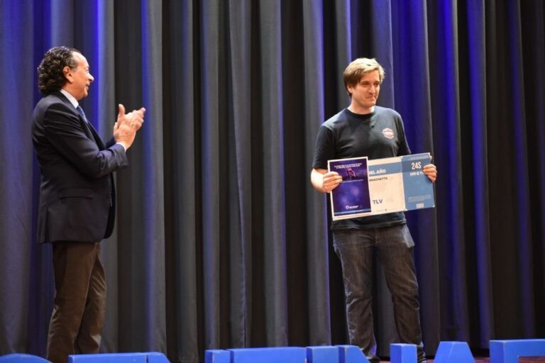 El ganador. Barchetta recibe la distinción; lo observa el ministro Sica. El santafesino irá ahora a Israel