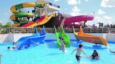 Parque acuático termal Colón. Piletas termales cubiertas y descubiertas