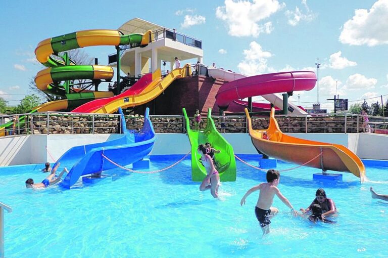 Parque acuático termal Colón. Piletas termales cubiertas y descubiertas