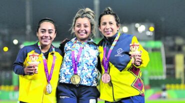 En el podio con la medalla.