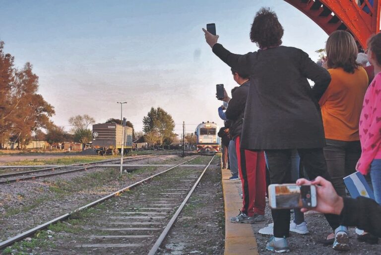 Una fiesta. Vecinos de Sunchales y localidades cercanas se dieron cita en la estación de ferrocarril para observar la vuelta del tren de pasajeros de larga distancia. Gentileza: prensa Municipalidad de Sunchales.