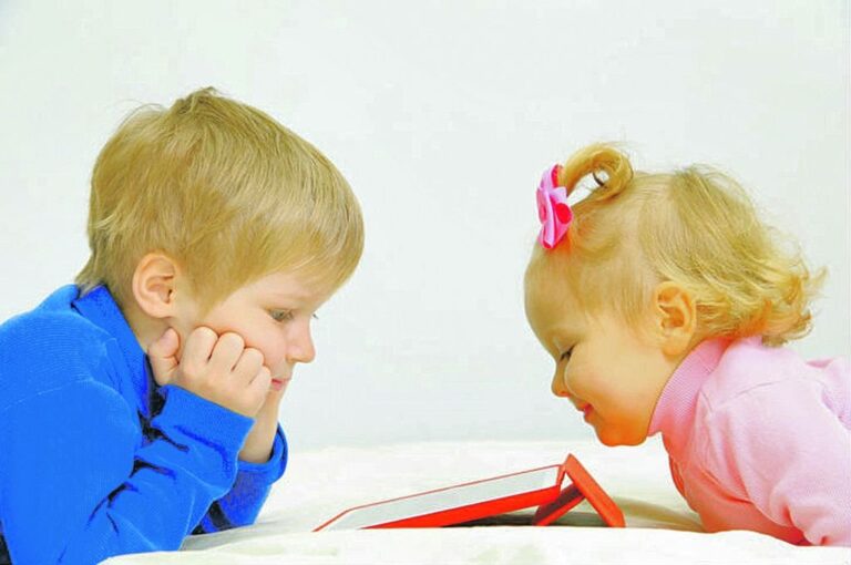 El último dato del Indec señala que a los 4 años más del 80% de los chicos maneja los dispositivos.