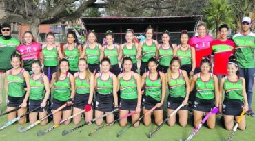El plantel Sub 18 de la FEH-APH en territorio salteño. Ganó de punta a punta el Argentino y sumó su tercer ascenso en tres categorías. Estela Wild