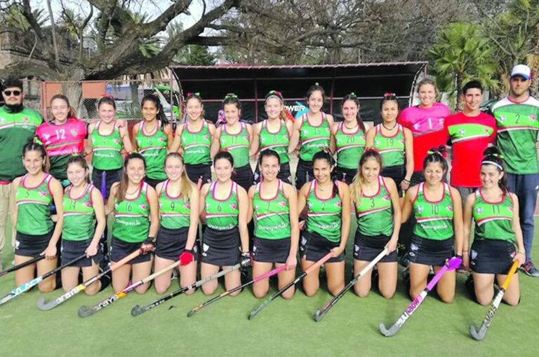 El plantel Sub 18 de la FEH-APH en territorio salteño. Ganó de punta a punta el Argentino y sumó su tercer ascenso en tres categorías. Estela Wild