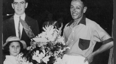Prócer rosarino. Gabino Sosa recibiendo una ofrenda en uno de los partidos que seguramente lo tuvieron como protagonista destacado. Su nombre trascendió el tiempo. Archivo General de la Nación. Gentileza: Julio Rodríguez.