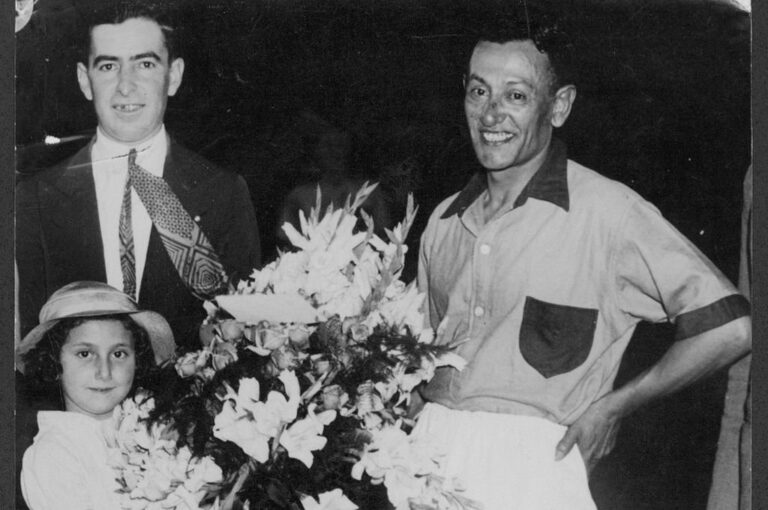 Prócer rosarino. Gabino Sosa recibiendo una ofrenda en uno de los partidos que seguramente lo tuvieron como protagonista destacado. Su nombre trascendió el tiempo. Archivo General de la Nación. Gentileza: Julio Rodríguez.