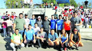 Los atletas de alto rendimiento del Parque Berduc posaron junto a sus entrenadores antes del inicio de los Torneos Interescolares 2019. Marcelo Miño